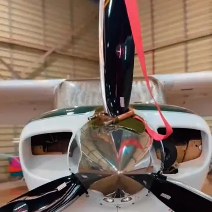 Quando essa aeronave chegou até mim… ela já tinha história. Mas o tempo… o tempo cobra. Cada detalhe apagado, 